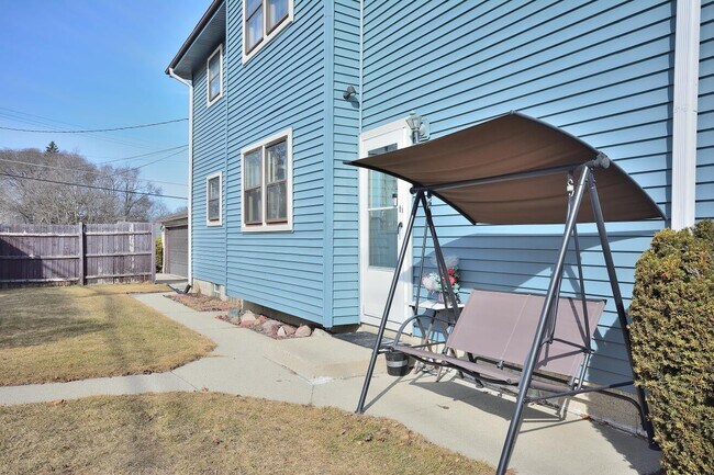 4021 N 70th St, Unit 4021 Lower in Milwaukee, WI - Foto de edificio - Building Photo