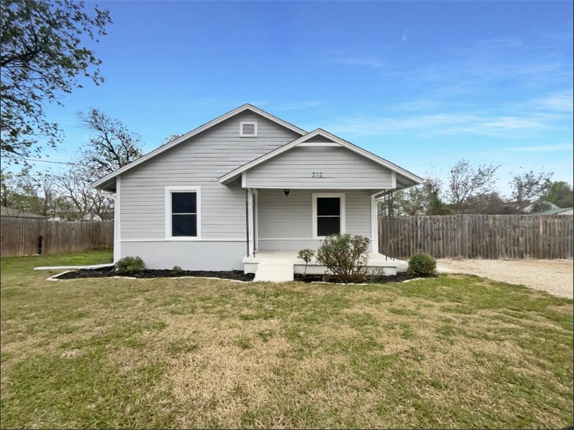 212 4th St in Sanger, TX - Building Photo