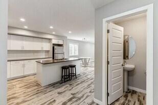 11512-11587 87 St NW in Edmonton, AB - Building Photo