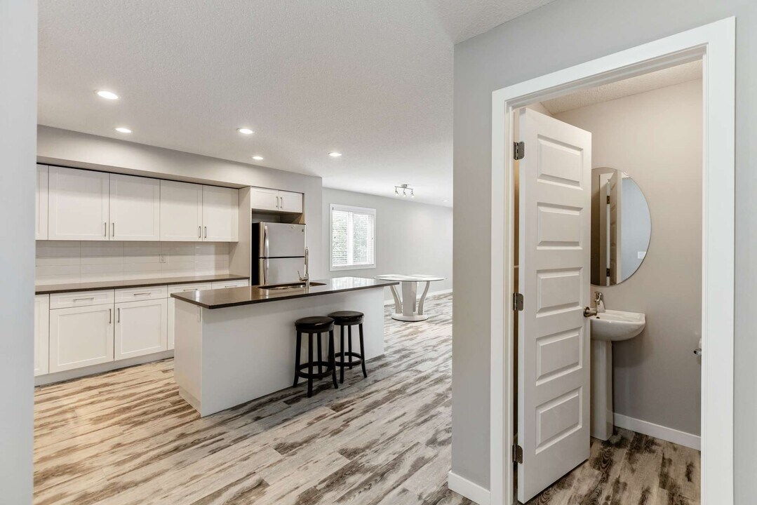 11512-11587 87 St NW in Edmonton, AB - Building Photo