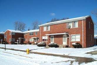 Miller Greens Apartments in Oak Park, MI - Building Photo - Building Photo