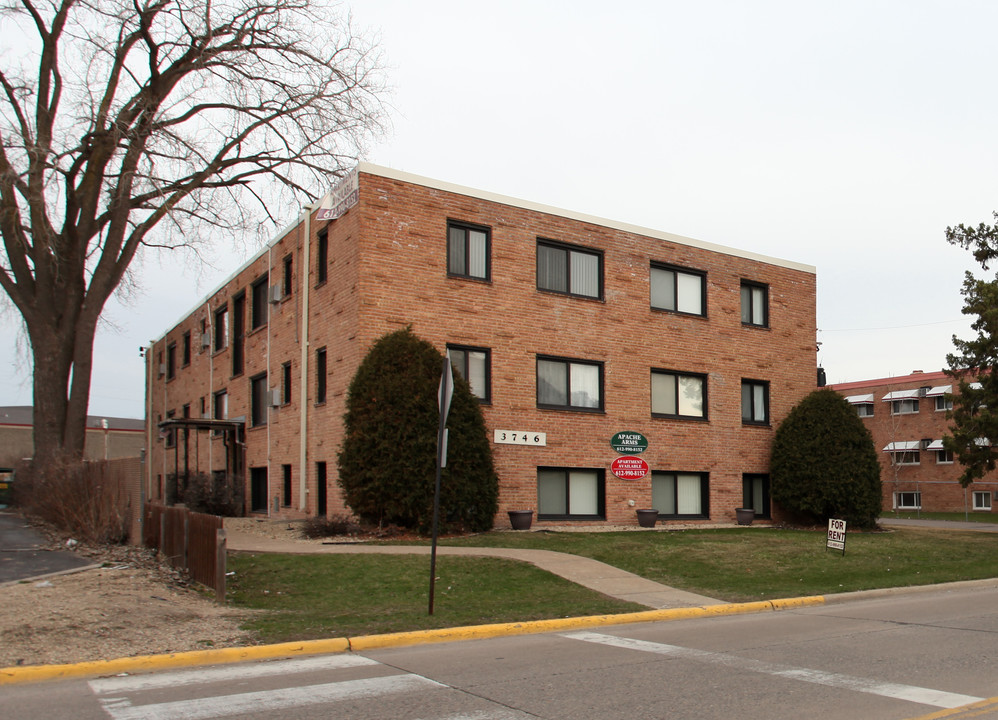 Apache Arms in Columbia Heights, MN - Foto de edificio