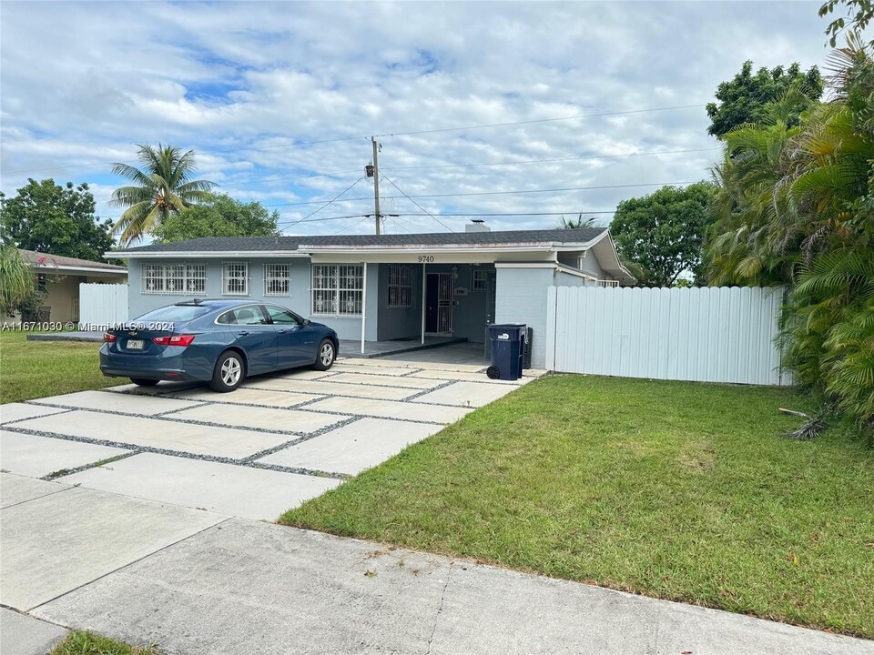 9740 Dominican Dr in Cutler Bay, FL - Building Photo