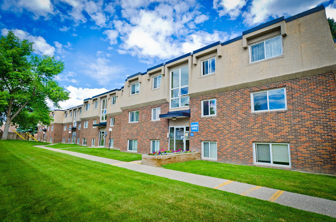 Willow Park Gardens in Calgary, AB - Building Photo