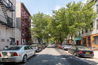 108 DuPont St in Brooklyn, NY - Foto de edificio - Building Photo
