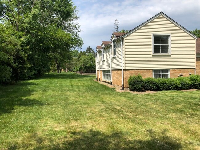 250 Woodstock Ave in Clarendon Hills, IL - Building Photo - Building Photo