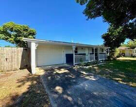 1455 NE Silver Maple Way in Jensen Beach, FL - Building Photo - Building Photo