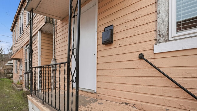 437 5th St, Unit #2 - Right in Carnegie, PA - Building Photo - Building Photo