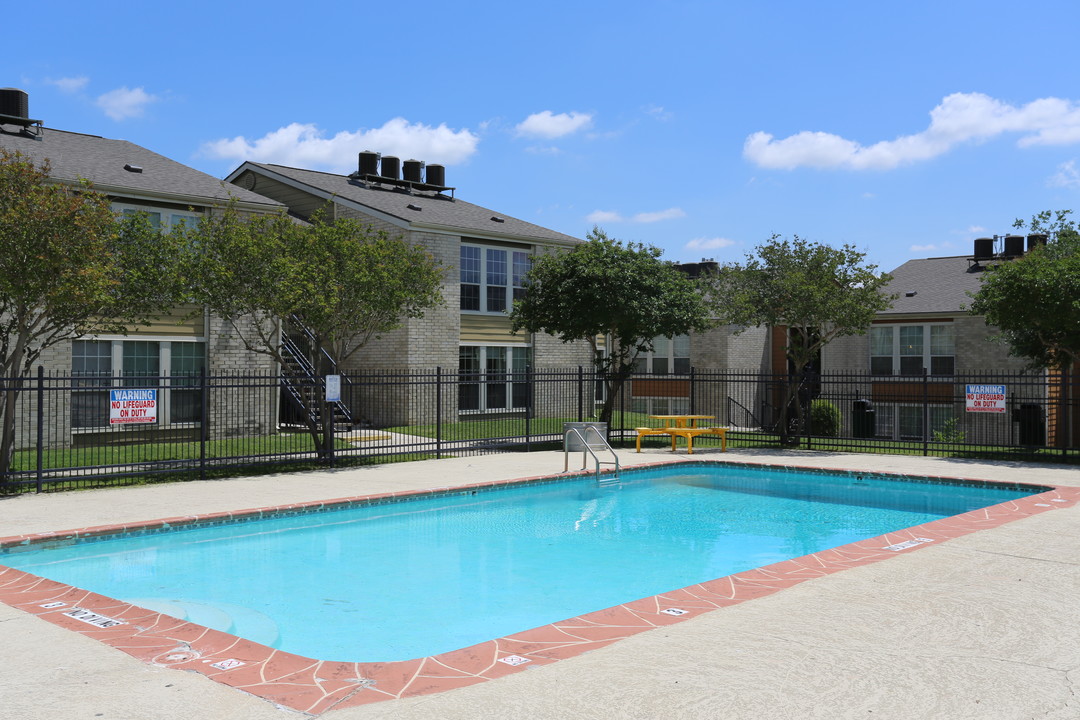 Hilltop Oaks Apartments in San Antonio, TX - Foto de edificio