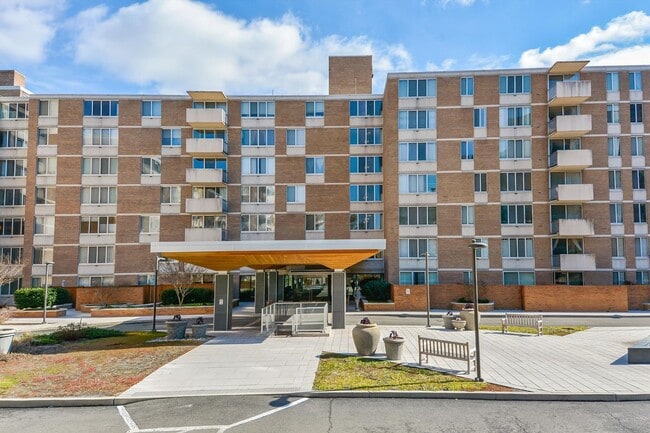 2939 Van Ness St NW in Washington, DC - Building Photo - Building Photo