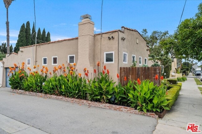 6816 Waring Ave in Los Angeles, CA - Building Photo - Building Photo