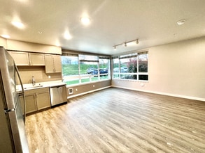 2330 Yakima Ct, Unit A202 in Tacoma, WA - Foto de edificio - Building Photo