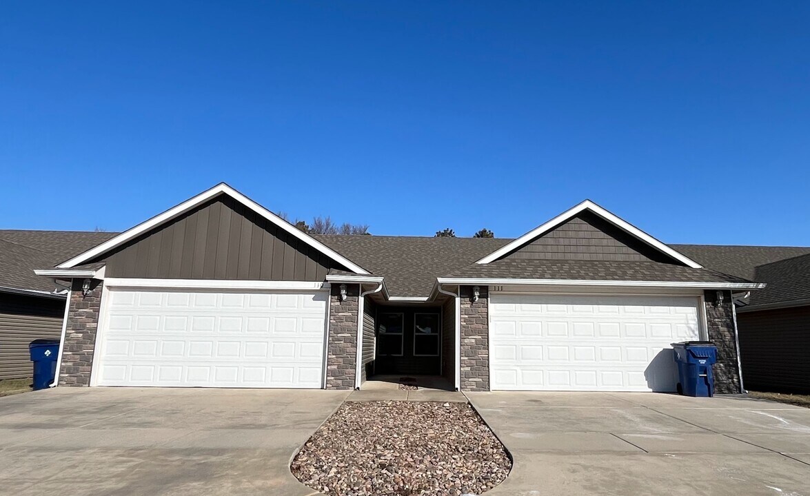 5326 Hillside136 in Wichita, KS - Building Photo