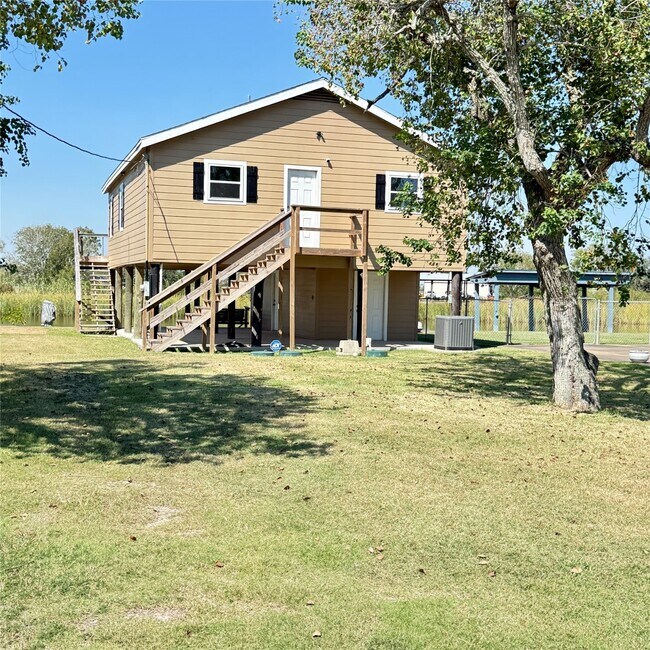 143 Bastrop Bayou Dr in Angleton, TX - Building Photo - Building Photo