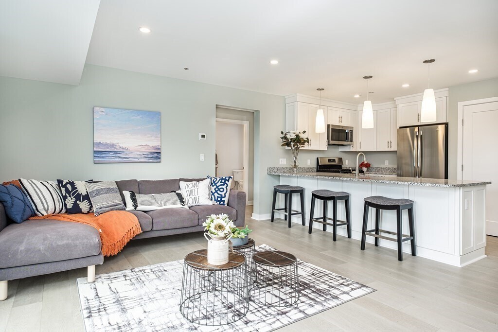 440 American Legion Hwy, Unit #205 in Revere, MA - Foto de edificio