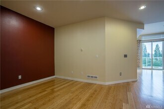 3500 E Lake Sammamish Pky SE, Unit 2-103 in Sammamish, WA - Building Photo - Building Photo