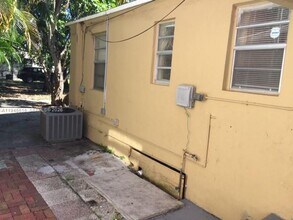 18202 NE 25th Pl in North Miami Beach, FL - Building Photo - Building Photo