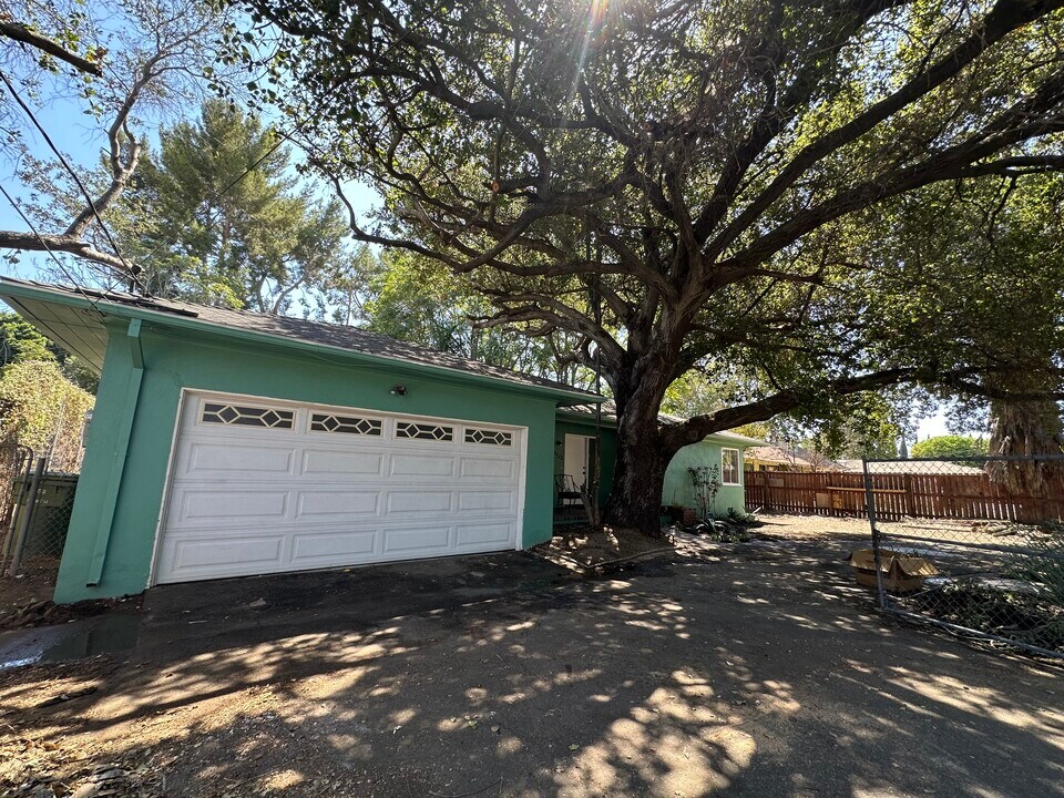 15722 Parthenia St in Los Angeles, CA - Building Photo
