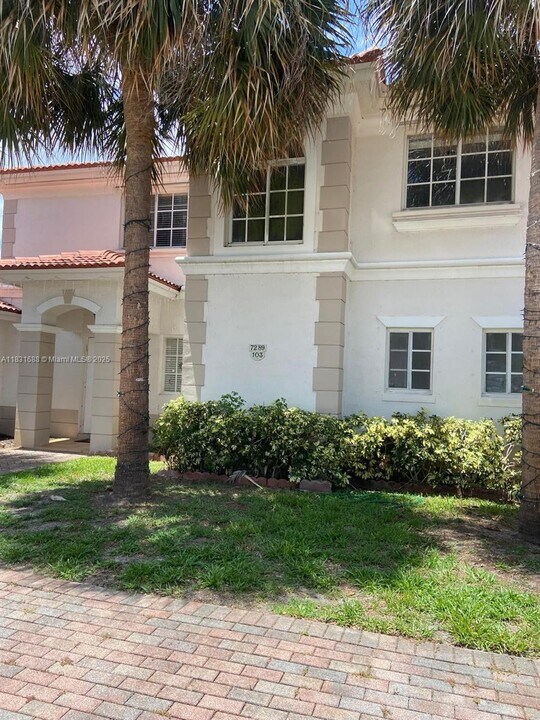 7289 NW 173rd Dr in Hialeah, FL - Building Photo