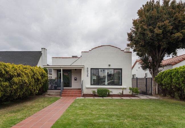 property at 8936 S Manhattan Pl