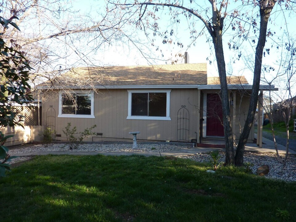 12115 Dry Creek Rd in Auburn, CA - Building Photo