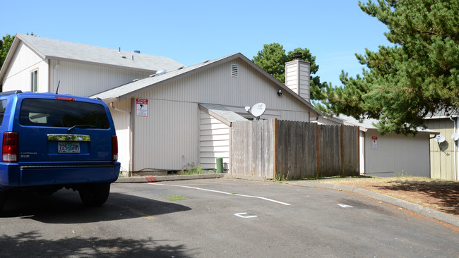 9785 Lookout Ter in Beaverton, OR - Building Photo - Building Photo