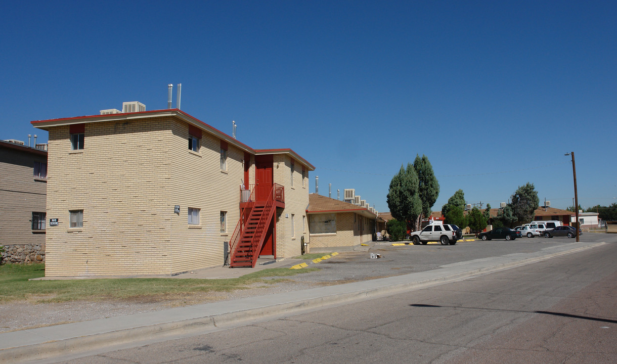 8601 Robert Dr in El Paso, TX - Foto de edificio