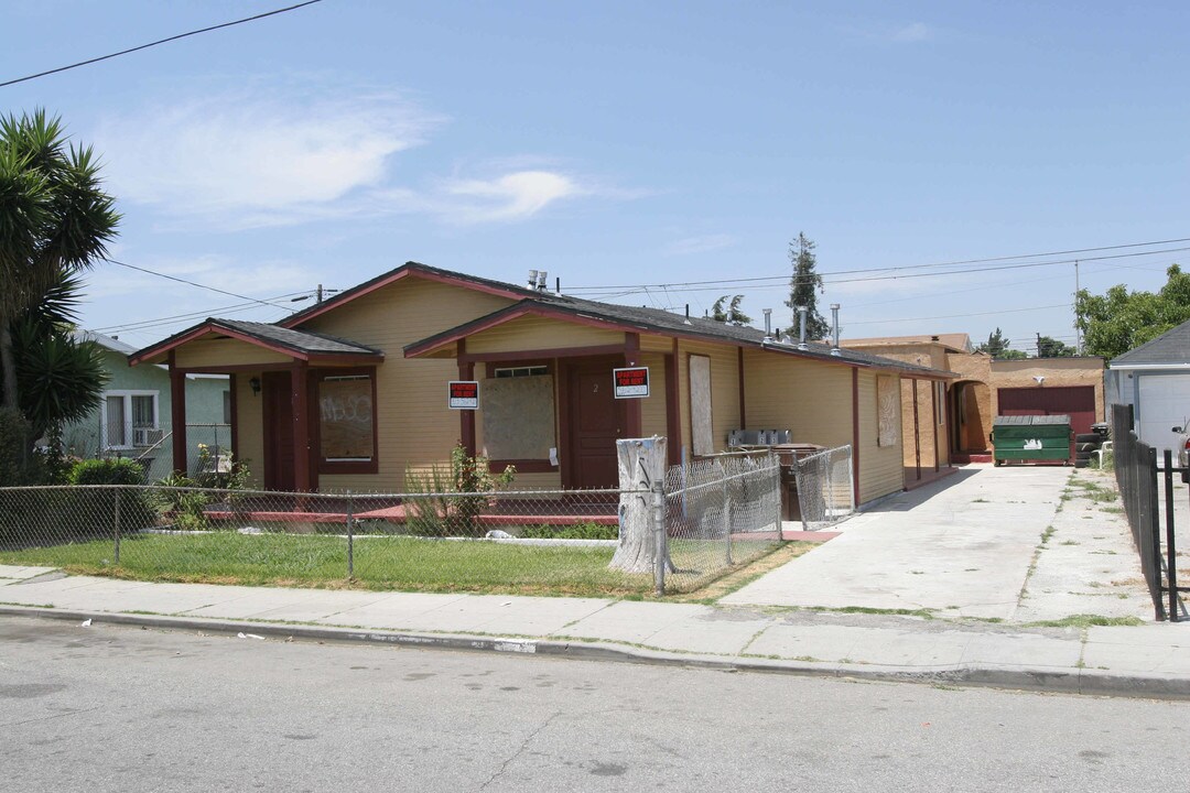313 W Poplar St in Compton, CA - Foto de edificio