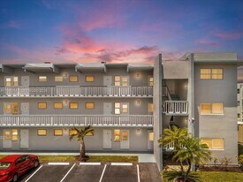 2200 Park Ln, Unit 109 in Hollywood, FL - Building Photo