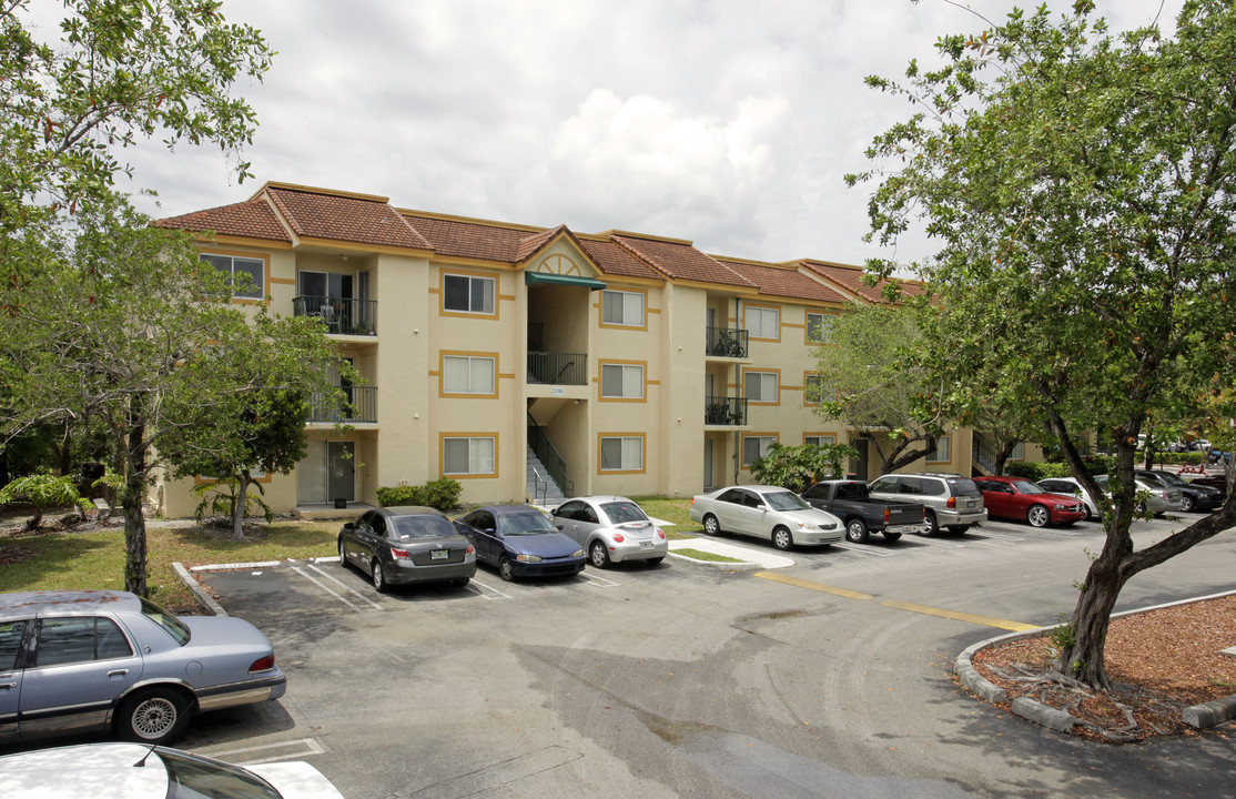 Garden Walk Apartments in Miami, FL - Building Photo