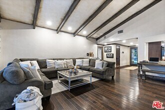 22450 Hatteras St in Los Angeles, CA - Building Photo - Building Photo