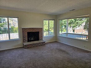 8611 SW 41st Ave in Portland, OR - Building Photo - Building Photo