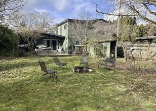 1137 NW Dixon St, Unit Main House in Corvallis, OR - Building Photo - Building Photo