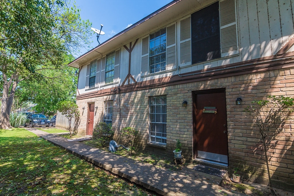 8811 Carousel Ln in Houston, TX - Building Photo