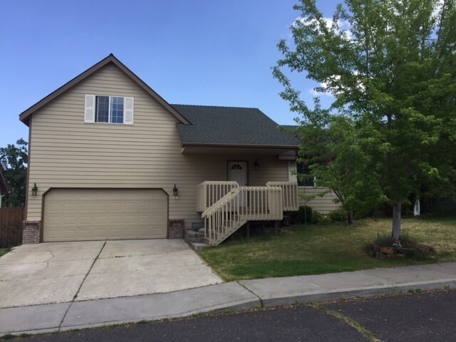 794 NE Mason Rd in Bend, OR - Foto de edificio