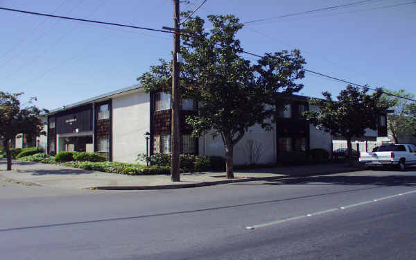 Larkspur Apartments in Stockton, CA - Building Photo