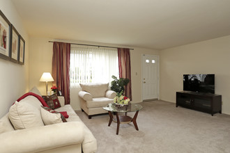 Clarkwood Greens Apartments & Townhomes in Warrensville Heights, OH - Building Photo - Interior Photo