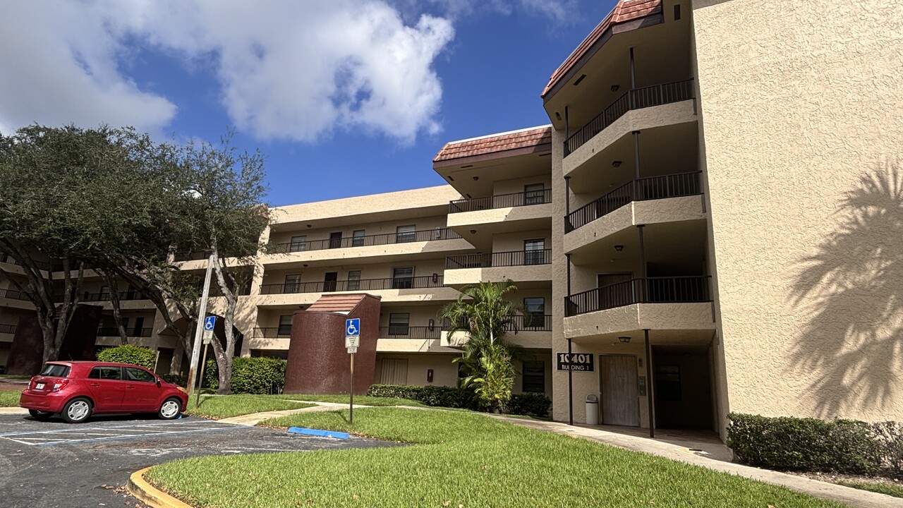 10401 W Broward Blvd, Unit 411 in Plantation, FL - Foto de edificio