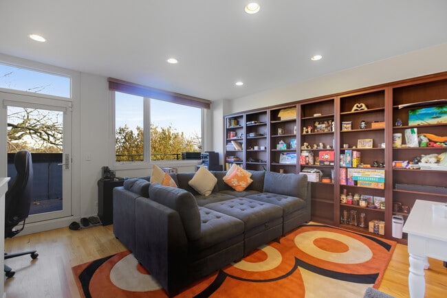 2854 N River Walk Dr in Chicago, IL - Building Photo - Building Photo