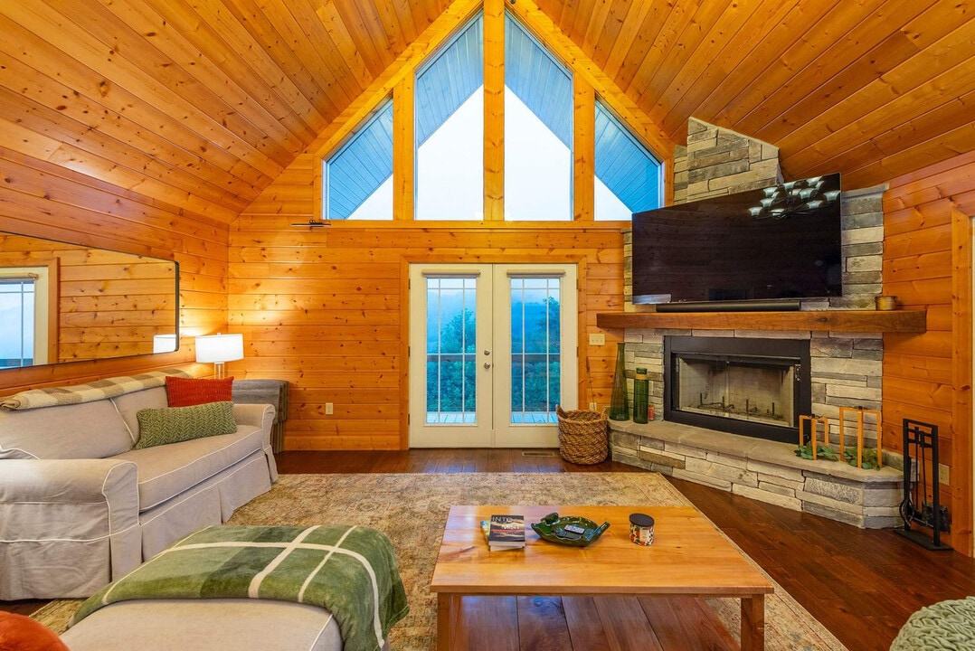 629 Cherry Hill Dr in Waynesville, NC - Foto de edificio