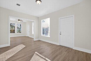 304 W Vulcan St in Brenham, TX - Building Photo