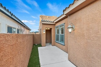 472 Via Stretto Ave in Henderson, NV - Building Photo - Building Photo