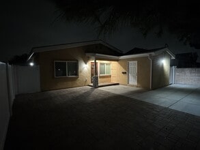 4618 W Roy Cir in Santa Ana, CA - Foto de edificio - Building Photo