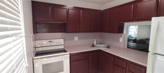 6090 NW 64th Ave in Fort Lauderdale, FL - Building Photo - Building Photo