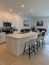 2350 Paravane Wy in Wesley Chapel, FL - Foto de edificio - Building Photo