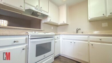 4540 Glacier Ave in San Diego, CA - Foto de edificio - Interior Photo