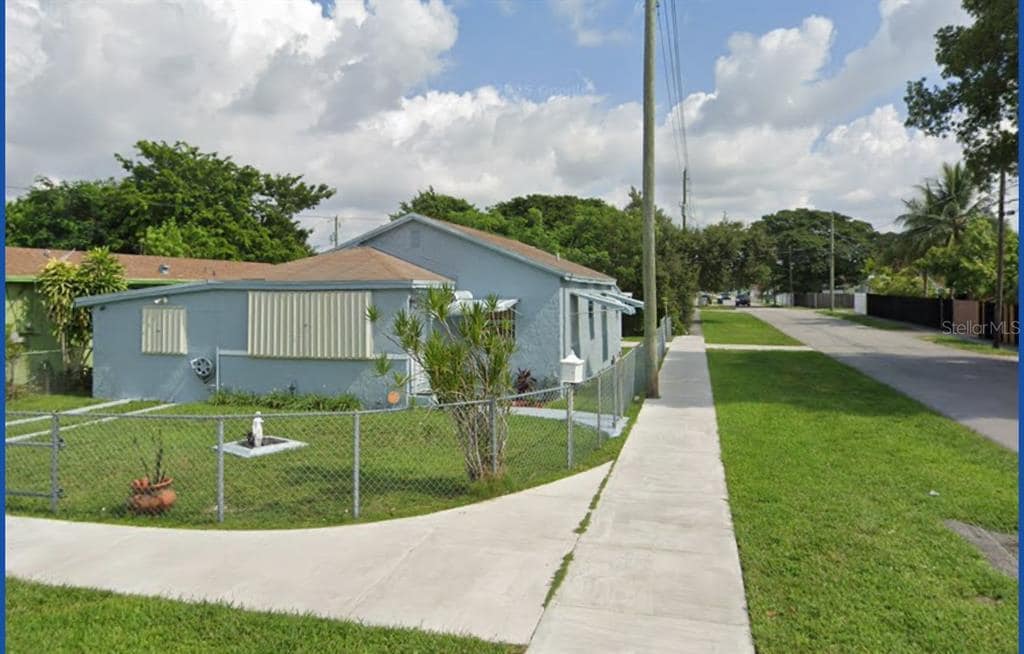 2401 NW 56th St in Miami, FL - Building Photo