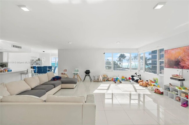 5255 Collins Ave, Unit 3D in Miami Beach, FL - Building Photo - Building Photo