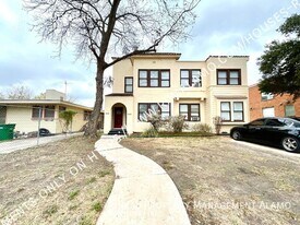 1645 W Mulberry Ave in San Antonio, TX - Building Photo