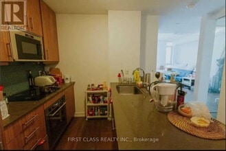 297-297 College St in Toronto, ON - Building Photo - Building Photo